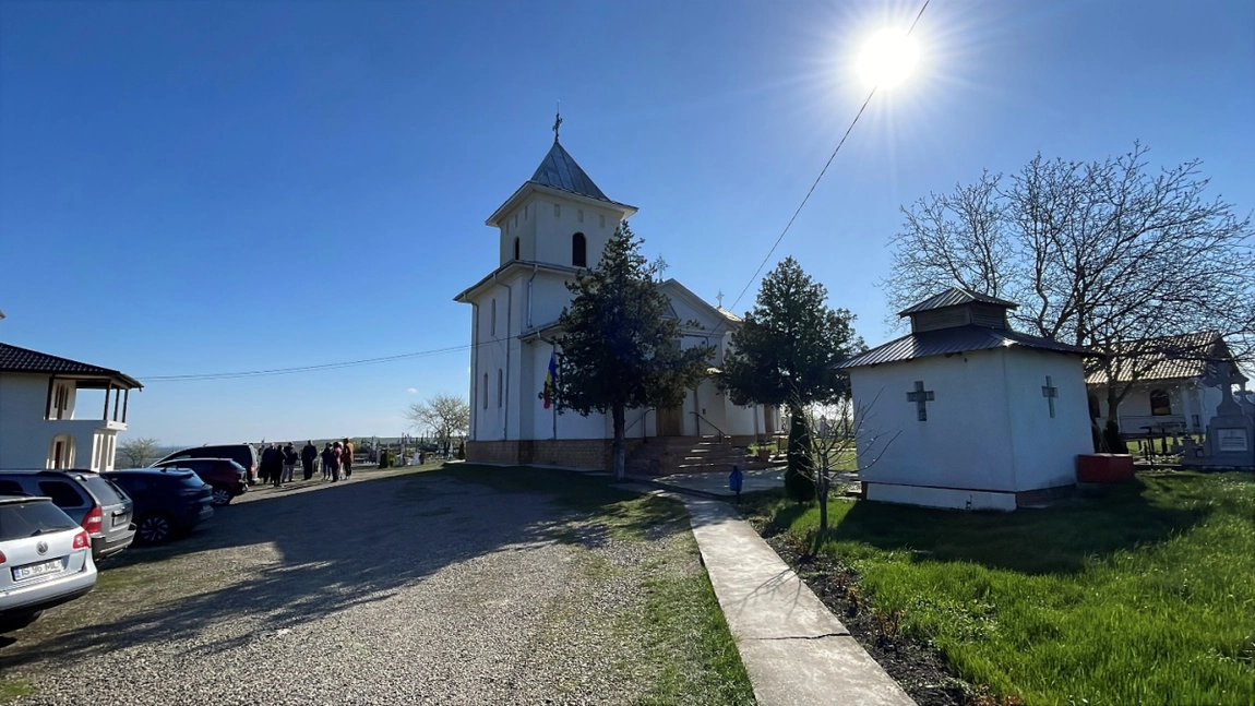 Scandal de proporții între preot și enoriași, într-o parohie din Iași! Totul a pornit de la taxele pe care le percepe noul paroh: „Dacă o ține așa, noi o să mergem la adventiști”