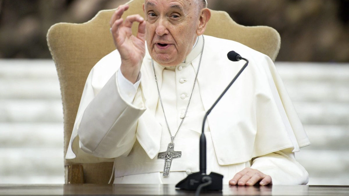 Papa Francisc, înmormântat cu pantofii pe care i-a purtat ani de zile. Motivul acestei alegeri