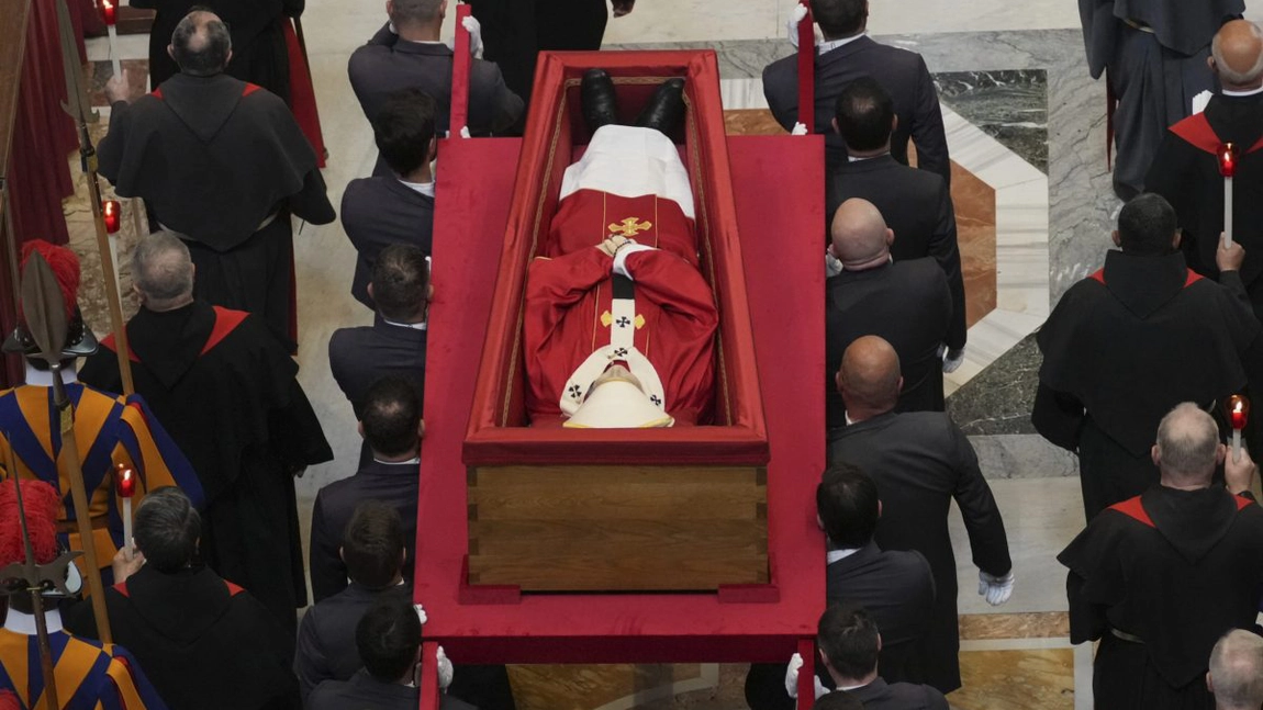 Ce au putut observa oamenii pe trupul neînsuflețit al Suveranului Pontif. Imaginile s-au viralizat 