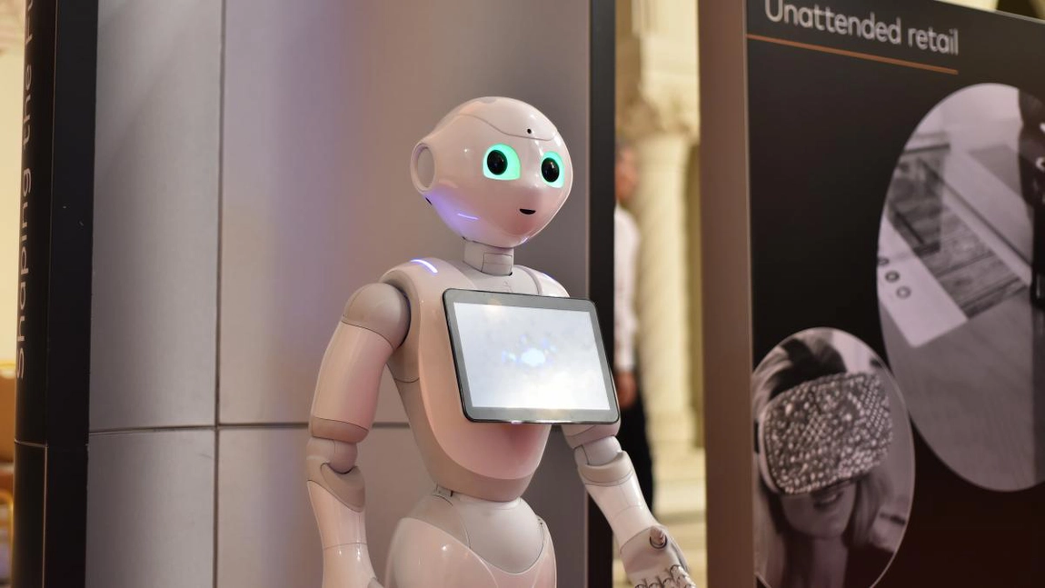 Universitatea din România unde studenții învaţă de la un robot-profesor