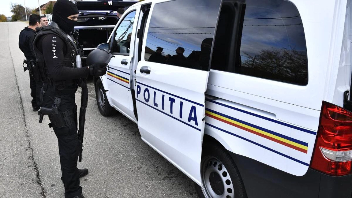 Caz de sclavie în România! Persoane obligate să muncească, ținute în barăci fără apă și curent și puse să lucreze câte 12-17 ore
