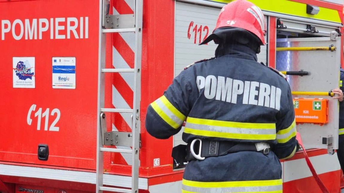 Numărul incendiilor din Iași, în creștere. Coșul de fum al unei case din Cristești a luat foc
