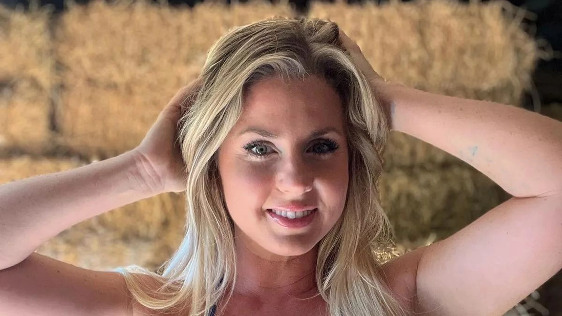 S-a postat doar în costum de baie și cizme! Mămica sexy face ravagii pe internet