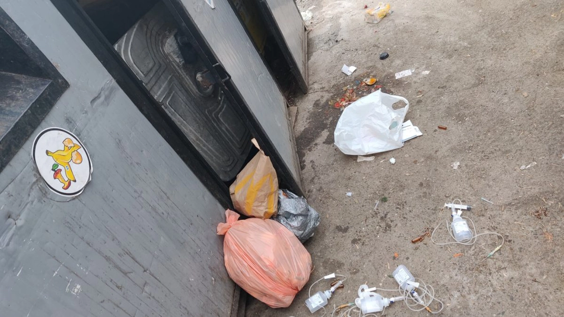 Ieșenii aruncă deșeuri periculoase la punctele de colectare din oraș. Iată ce a descoperit un tânăr lângă ghenele de gunoi: „Trebuie dat un semnal de alarmă”