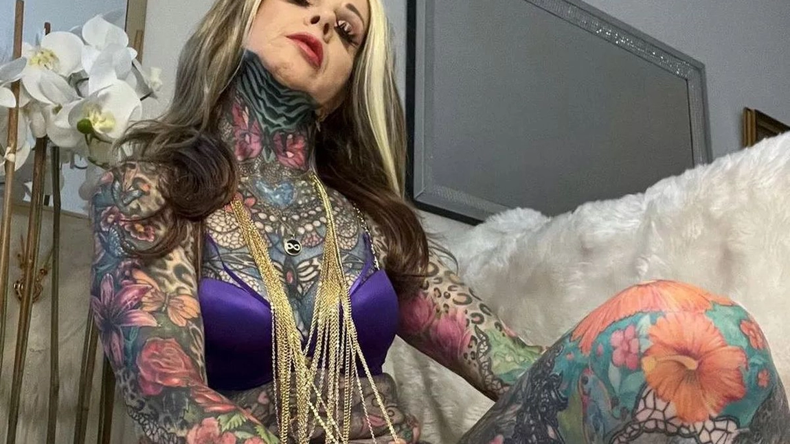 S-a pozat nud pentru a-și arăta tatuajele! Cei 56 de ani nu o împiedică să fie senzuală!