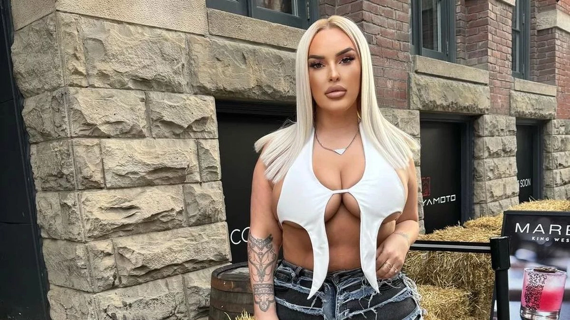 A pozat sexy lângă o balotă de fân! Topul decupat a fost cel care a atras atenția cel mai mult!