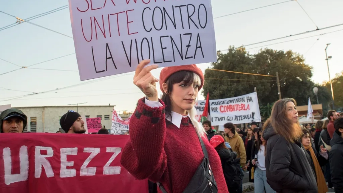 Italia adoptă noi reguli pentru prostituție. Lucrătorii sexuali vor putea plăti impozite