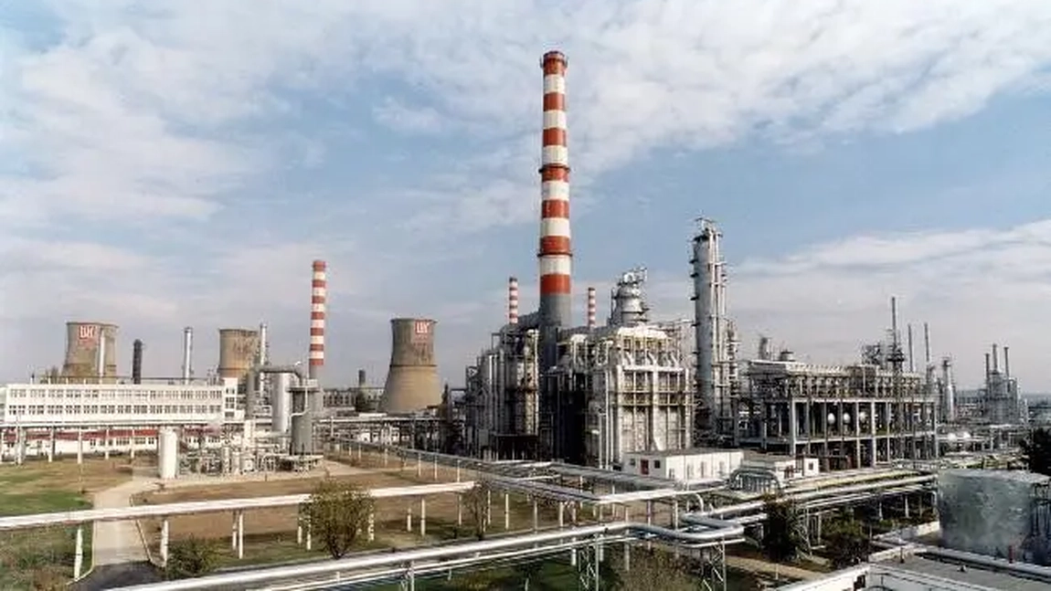 Panică la Ploiești! Fum gros deasupra rafinăriei Lukoil după o pană majoră de curent
