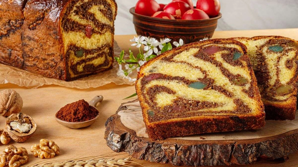 Cum să pregătești rețeta de cozonac pufos cu unt și pască cu ciocolată. Delicii tradiționale reinterpretate