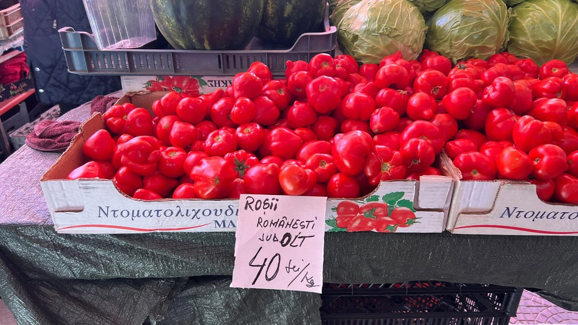 Prețuri exorbitante pentru primele roșii românești, în piețele din Iași. Client: „Nu merită acești bani, chiar dacă sunt de la producător”