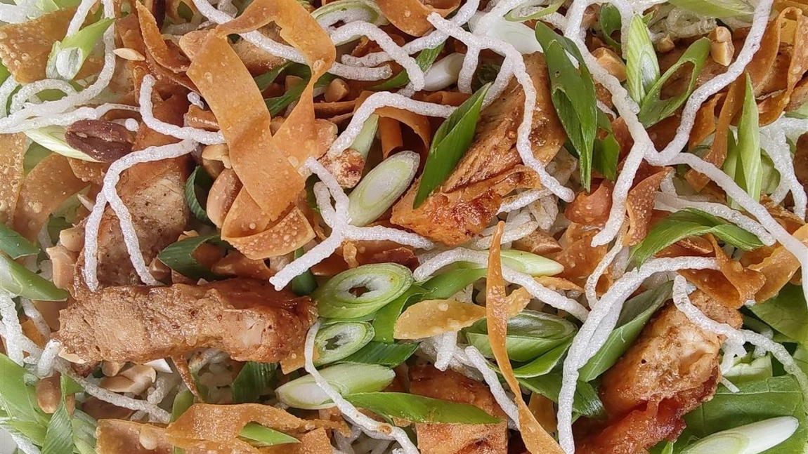 Salată chinezească – Rețetă cu un gust deosebit și foarte sănătoasă, ce îți aduce multiple beneficii