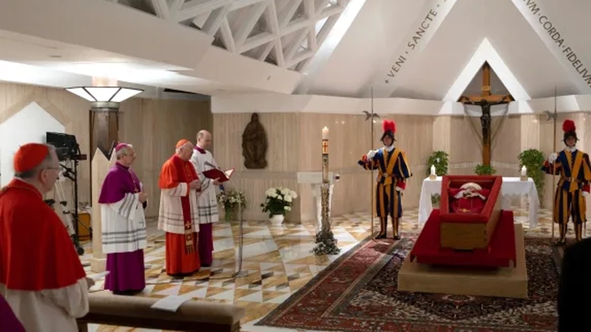 Primele imagini cu Papa Francisc în sicriu au fost publicate. Reacții emoționante din întreaga lume
