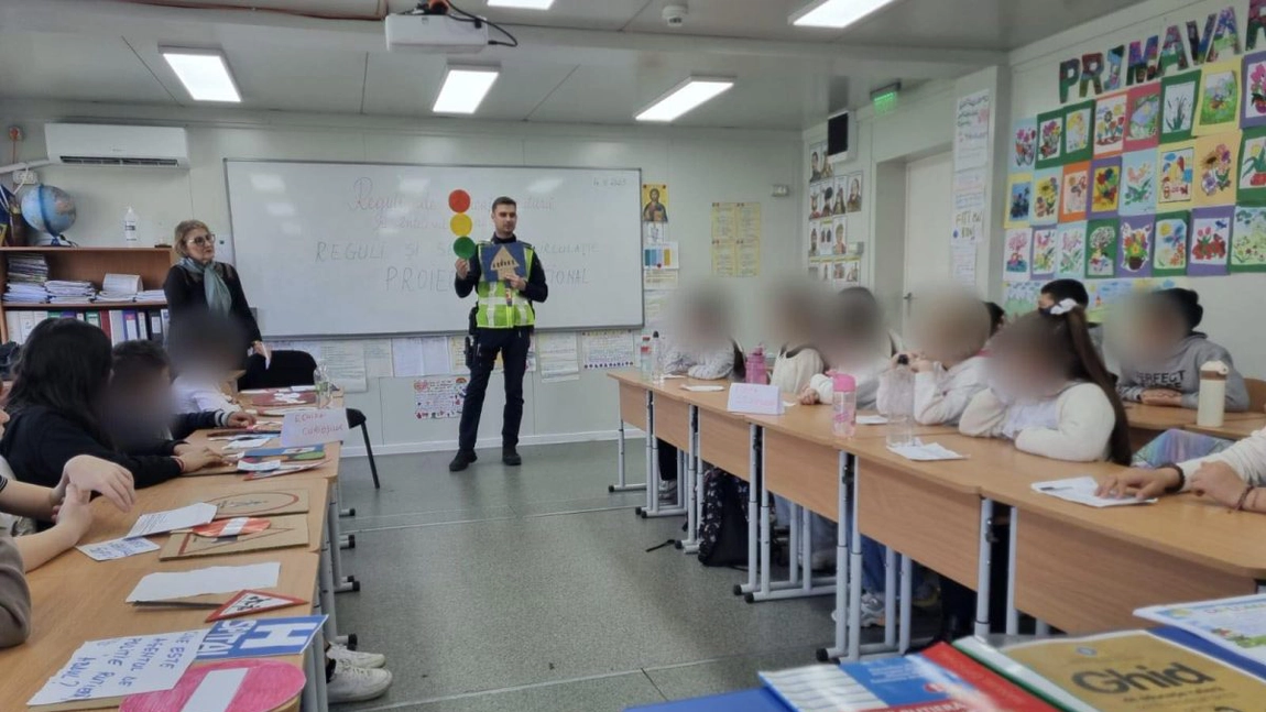 Polițiștii de la Podu Iloaiei, alături de elevi pentru promovarea siguranței rutiere