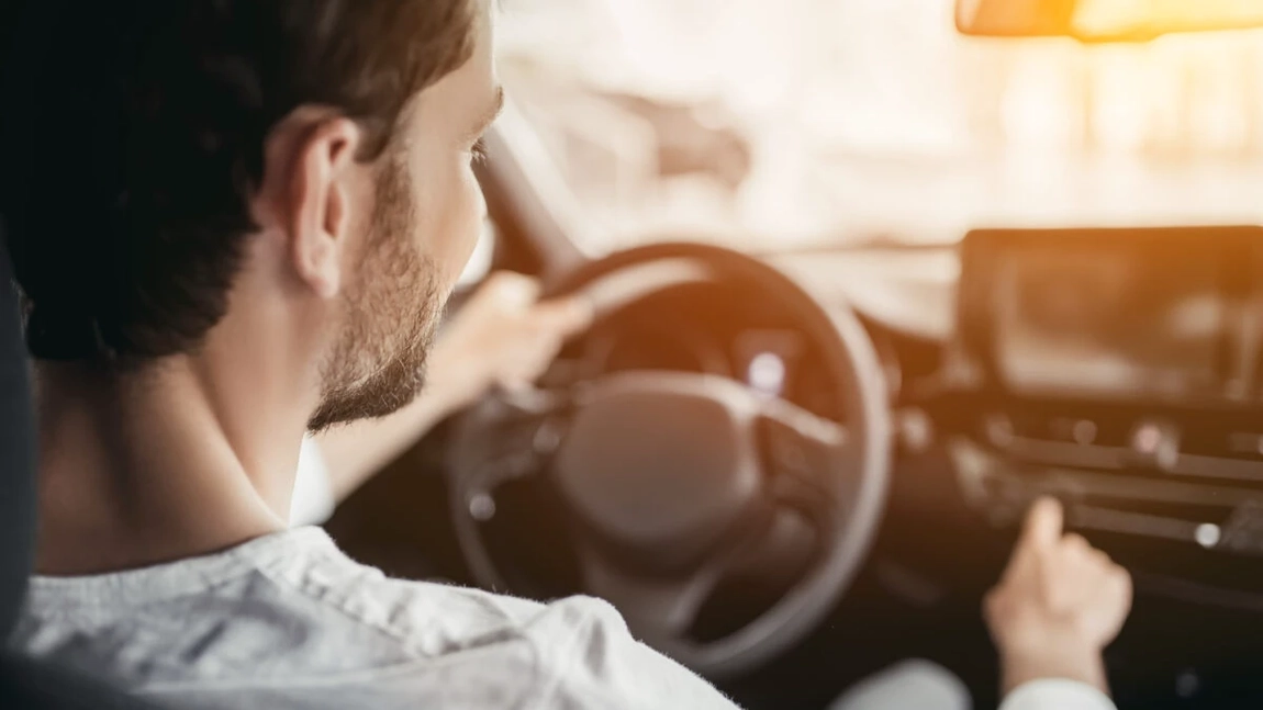 Șoferii nu mai au voie să staționeze cu motorul pornit! În ce situații se aplică regula