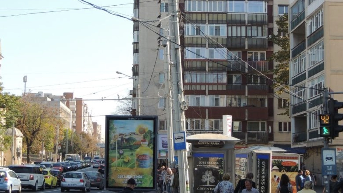 Un ieșean a fost bătut într-o stație de autobuz după ce i-a atras atenția unui bărbat aflat în stare de ebrietate să nu mai vorbească tare la telefon și să nu înjure