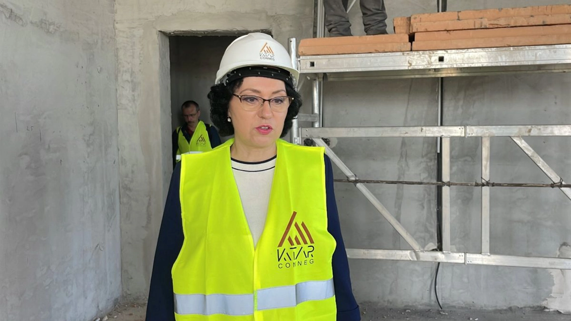 Nici bine nu și-a preluat mandatul și a dat un tun de sute de mii de euro! Prefectul Iașului, Luciana Antoci, a cerut ca ferestrele de la Prefectură să fie schimbate. Combinația a fost făcută pe sub mână, cu firma Katar Conneg