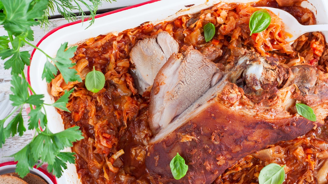 Rețeta tradițională pentru varză călită cu ciolan afumat la cuptor