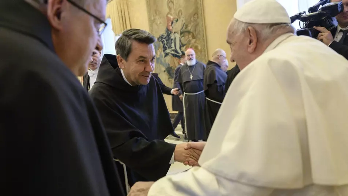 Preotul român Iulian Misariu, la căpătâiul Papei Francisc. ”Ne vom ruga şi pentru credincioşii care ar fi voit şi ar vrea să fie prezenţi aici