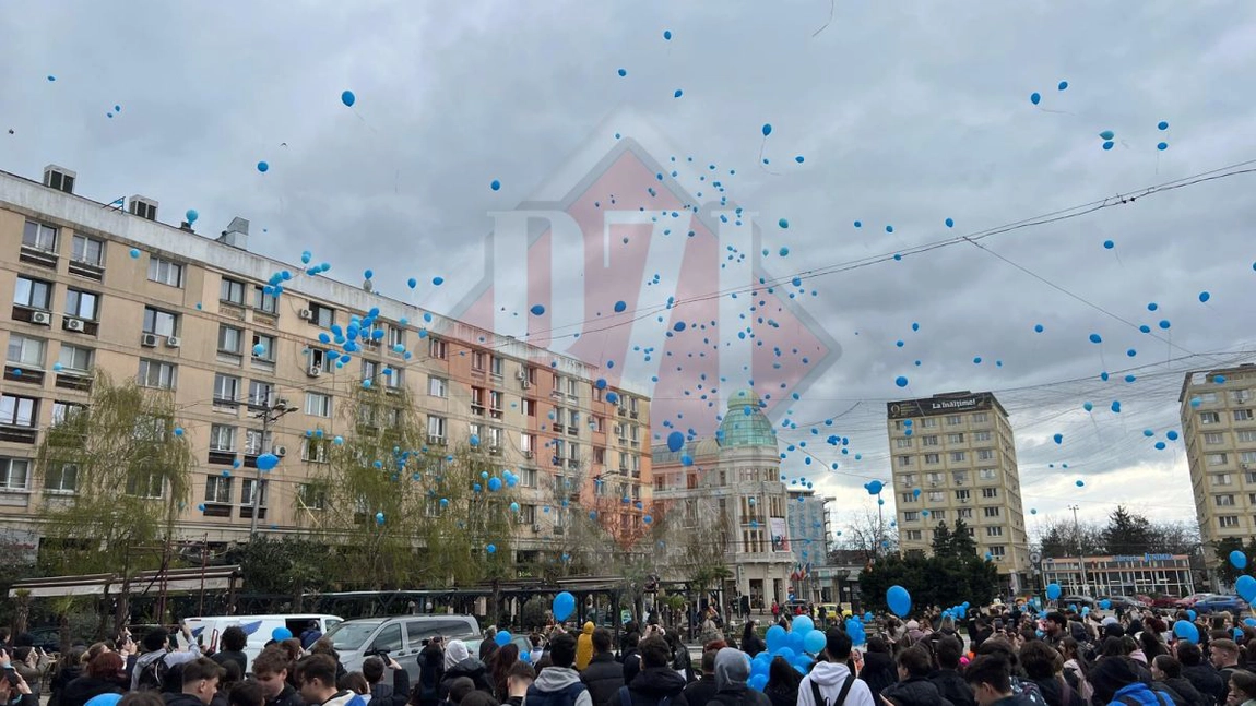 Activități cu ocazia Zilei Mondiale de Conștientizare a Autismului. Zeci de copii participă la evenimentul din Piața Unirii