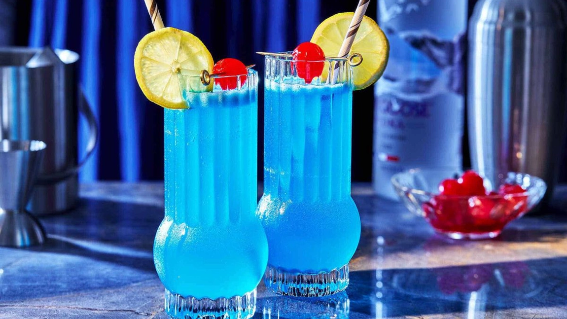 Rețeta autentică pentru cocktailul Blue Lagoon! Iată cum îl poți prepara chiar la tine acasă!