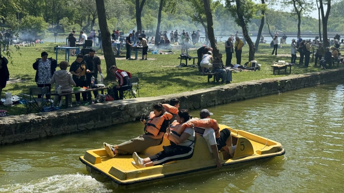 1 Mai Aromat și Plin de Voie Bună la Iași! Pe primele ore, ieșenii au umplut parcurile și agrementul local cu sărbătoare și savoare!