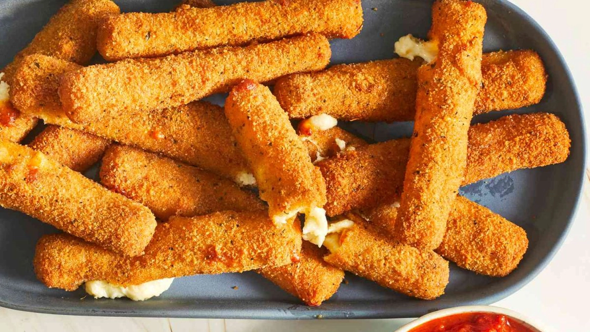 Rețeta pentru mozzarella sticks! Vei avea nevoie doar de 5 ingrediente!
