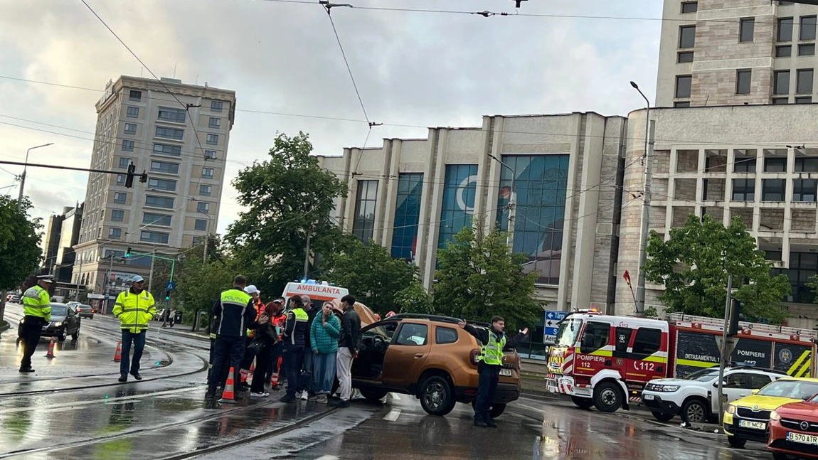 Accident rutier în Podul Roș! Traficul este îngreunat