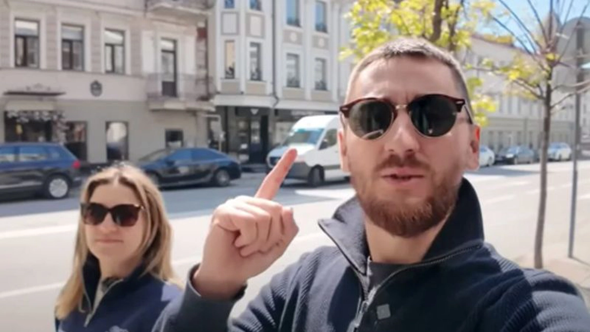 Câți bani câștigă, de fapt, cei mai mai iubiți vloggeri de călătorie din România! Din ce trăiesc Cristi și Ralu