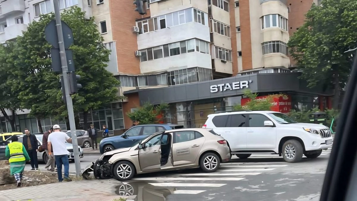 Accident rutier în Păcurari. Un autoturism a fost implicat