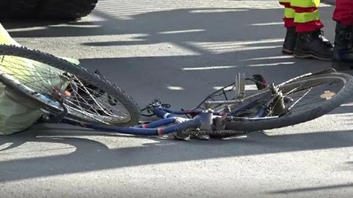 O adolescentă de 14 ani a fost transportată în stare critică, la Iași, după ce a căzut cu bicicleta într-un canal. Fata a suferit un traumatism cranio-cerebral grav