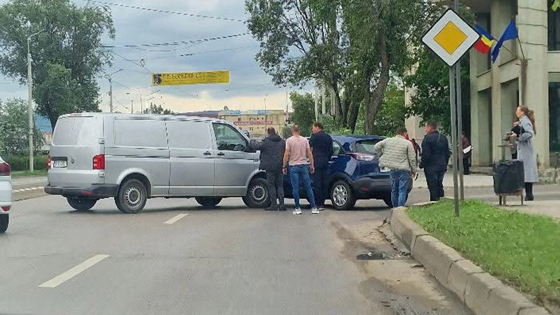 Accident rutier pe bulevardul Nicolae Iorga. Două mașini s-au tamponat