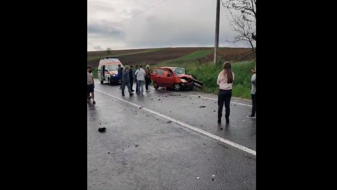Accident rutier în județul Iași. O persoană a decedat, după ce două mașini s-au izbit puternic - UPDATE