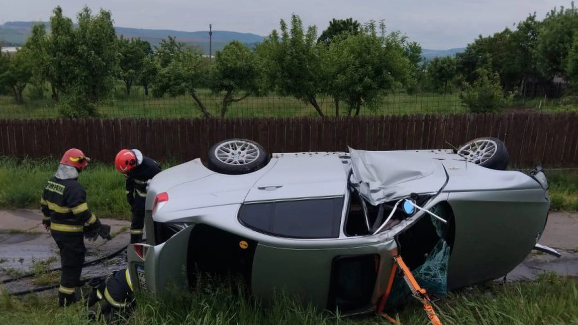 Accident rutier în comuna Lespezi! Un autoturism s-a răsturnat în afara părții carosabile