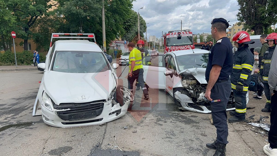 Accident rutier în Iași! Două mașini s-au făcut praf, după ce au intrat în coliziune - UPDATE