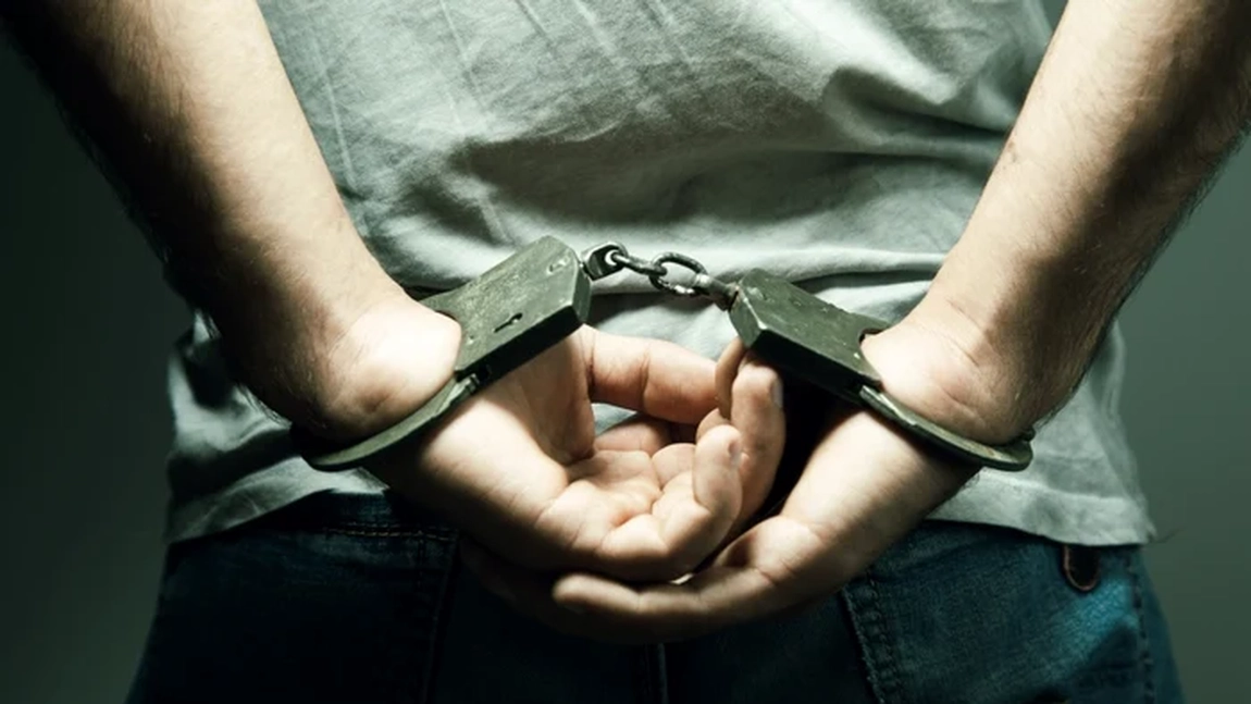 Un profesor, preşedinte al unei secţii de votare, reţinut de poliţiştii din Timişoara pentru racolarea unui minor în scopuri sexuale