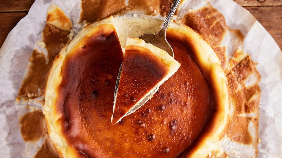 Basque cheesecake – Rețeta spaniolă pentru cel mai simplu și delicios desert