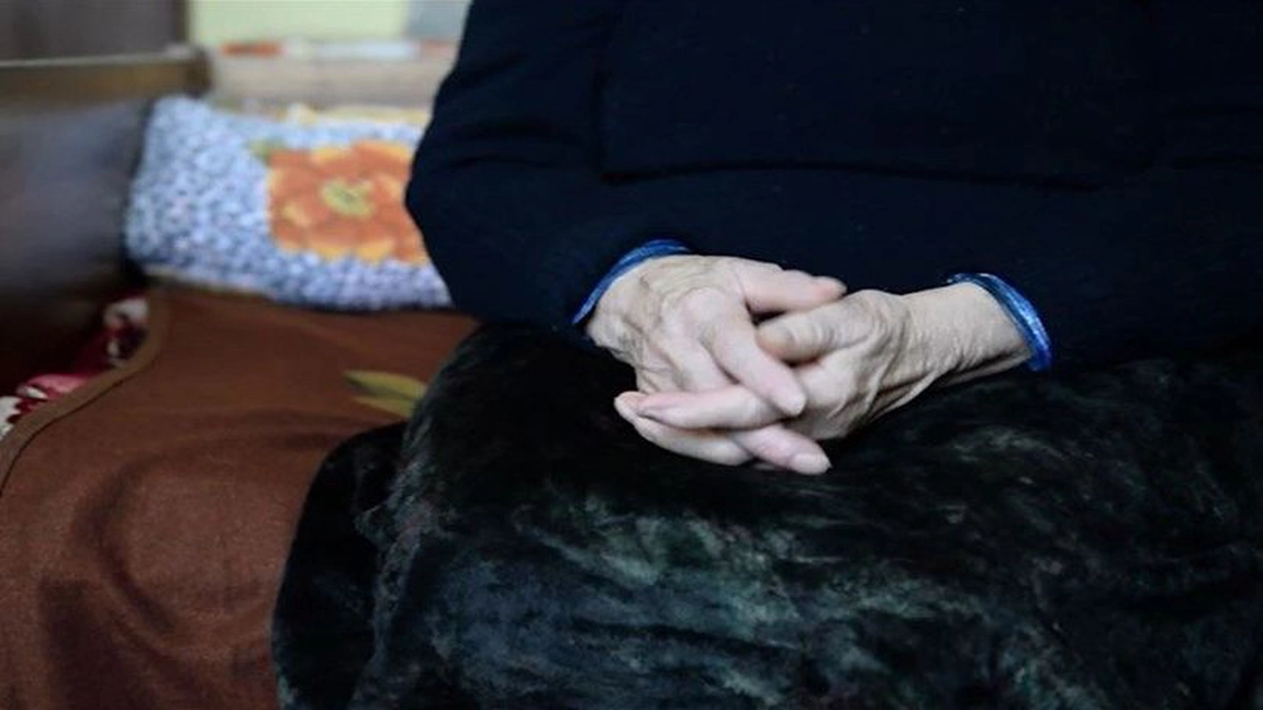 Bunica de 82 de ani din Harghita traficantă de cocaină! Mascații au intrat peste ea
