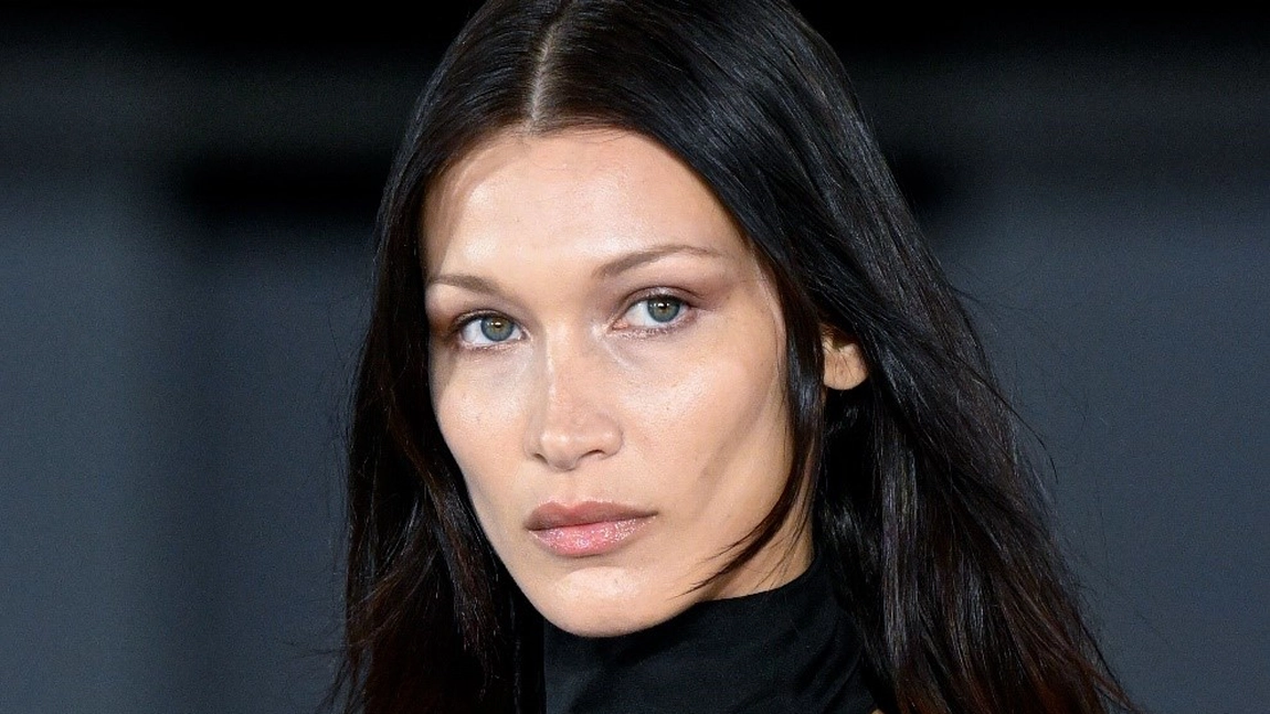 Bella Hadid, surprinsă într-un costum de baie în carouri. Iată cât de bine arată fotomodelul