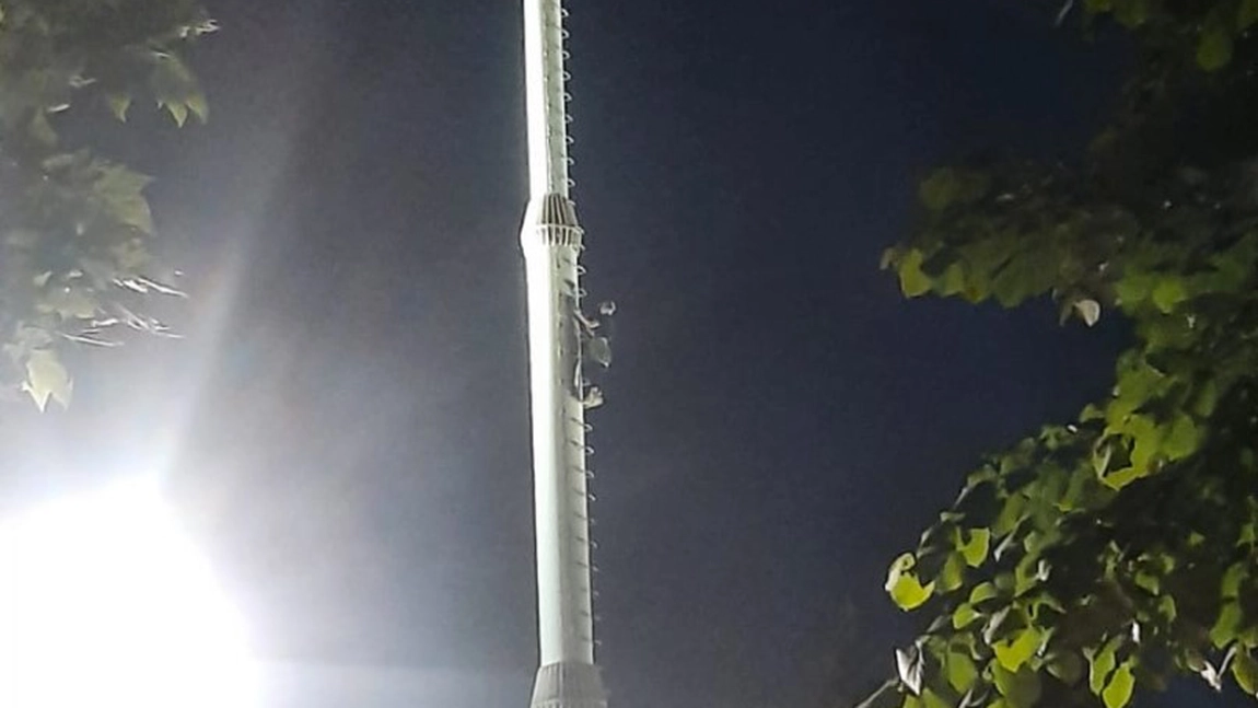 Intervenție a pompierilor pentru salvarea unei persoane urcate pe stâlpul drapelului din parcul Podu Roș