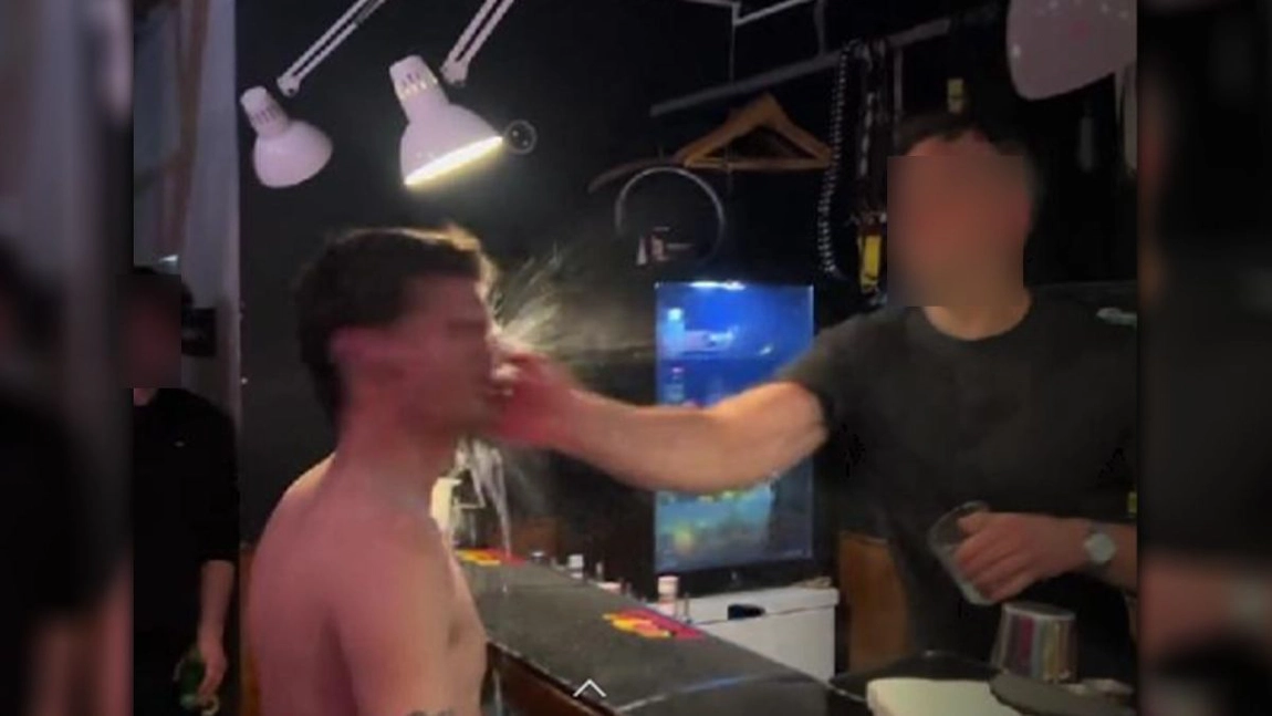 În acest bar din Iași, bătaia este permisă, dar se plătește! Pentru suma potrivită, barmanul te pălmuiește de câte ori vrei: „Este un tip de servire inedită”