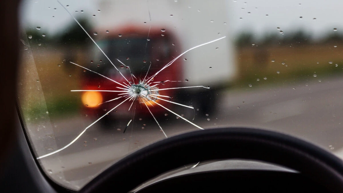 Ce pagube acoperă asigurarea auto obligatorie! Cine plătește reparația dacă mașina este lovită de un copac sau de grindină