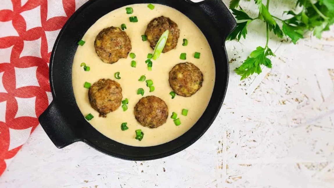 Chiftelele cu sos alb – Rețetă delicioasă, cremoasă și foarte simplu de preparat