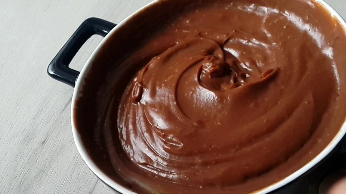 Iată cum poți face o cremă de cacao fiartă – Este fină și delicioasă, ideală pentru prăjituri sau torturi