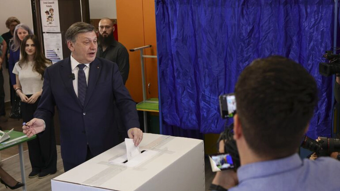 Crin Antonescu, primele declarații la ieșirea din secția de votare: „Mă bucur că românii ies la vot”