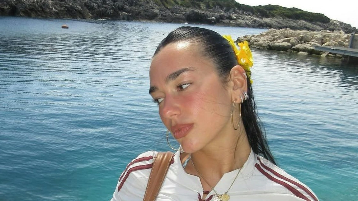 Dua Lipa, apariție în bikini în vacanța din Albania. Imagini incendiare postate de artistă
