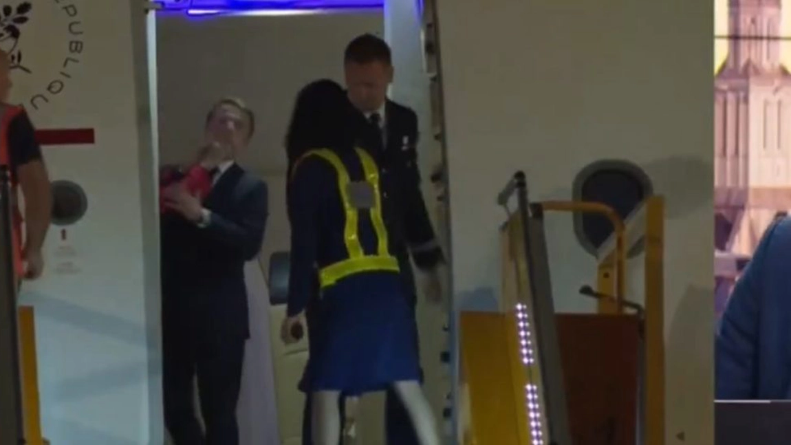 Emmanuel Macron pălmuit de soție în avion! Imagini virale