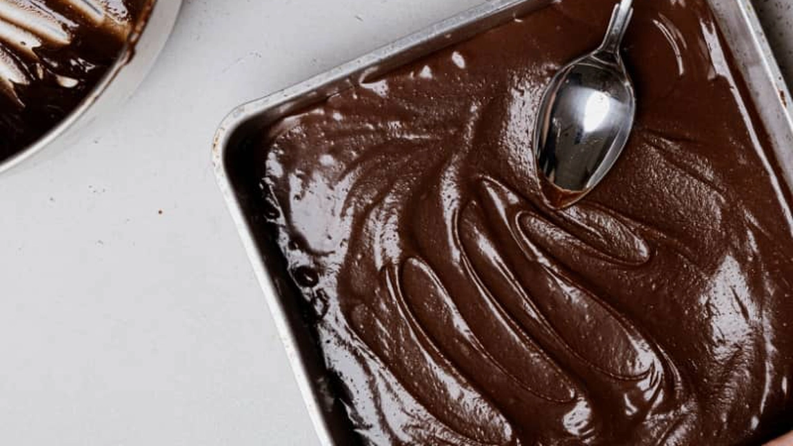 Iată cum poți face o glazură de cacao cu unt delicioasă – Este foarte simplu de preparat și se poate pune peste orice desert