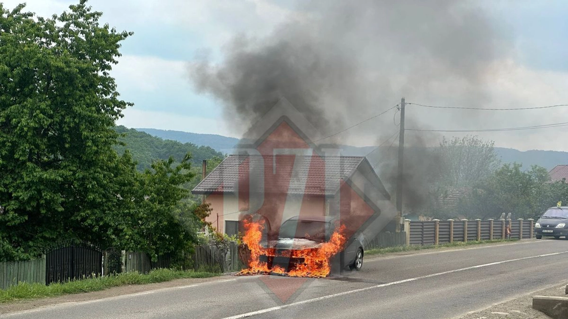 Incendiu în Ciurea. O mașină a luat foc ca o torță - LIVE VIDEO