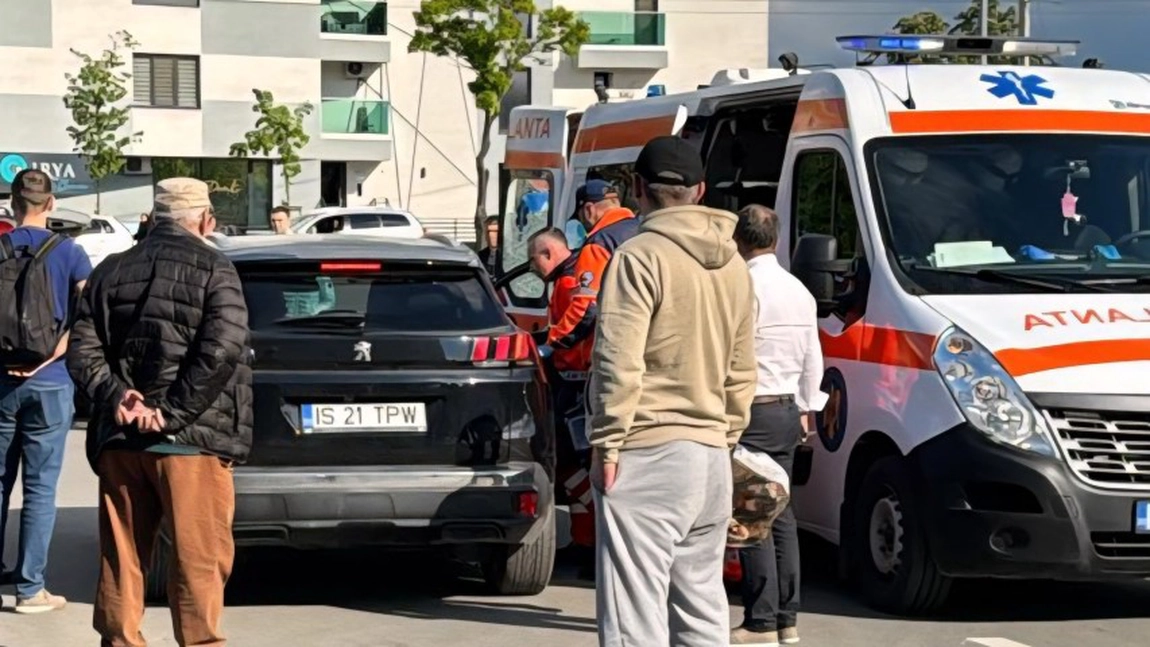 Incident în municipiul Iași! Polițiștii au crezut că îi este rău, însă șoferul unui autoturism era în stare avansată de ebrietate și nu dorea să coboare din autoturism