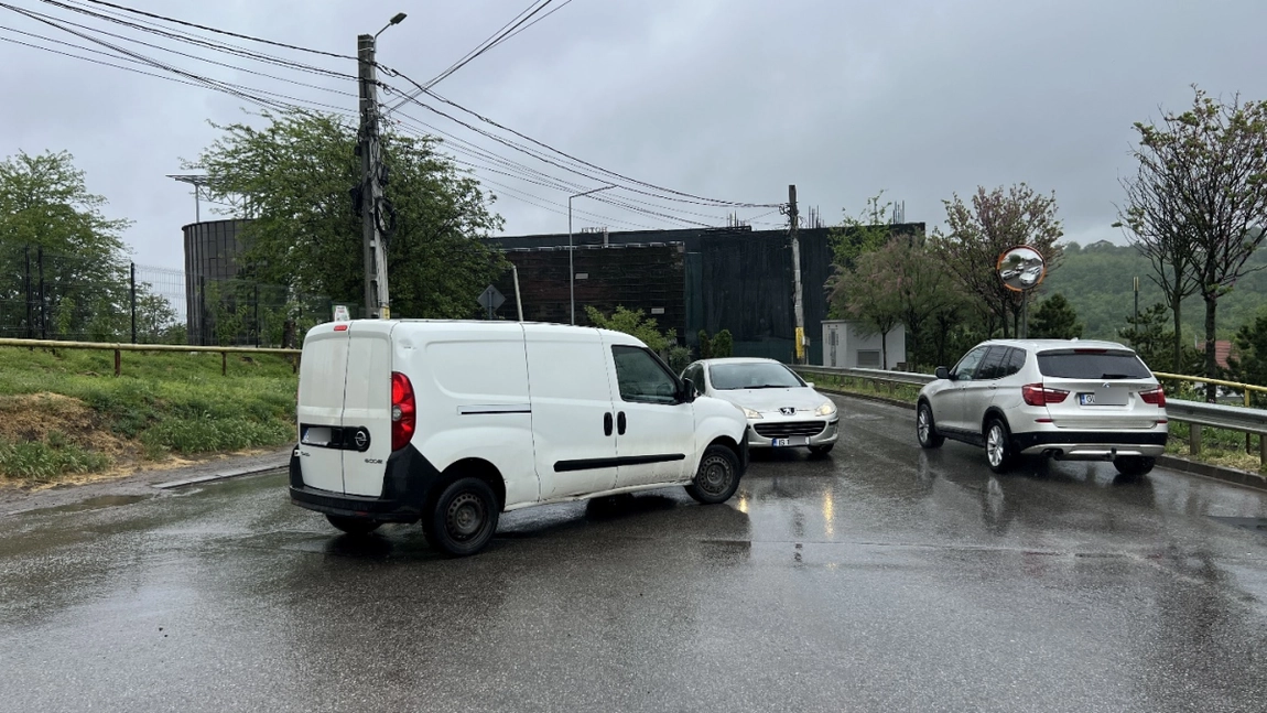 Această intersecție din Bucium le dă mari bătăi de cap șoferilor din zonă. Primăria Iași îi duce cu zăhărelul: „Efectiv, am simțit că mor” 